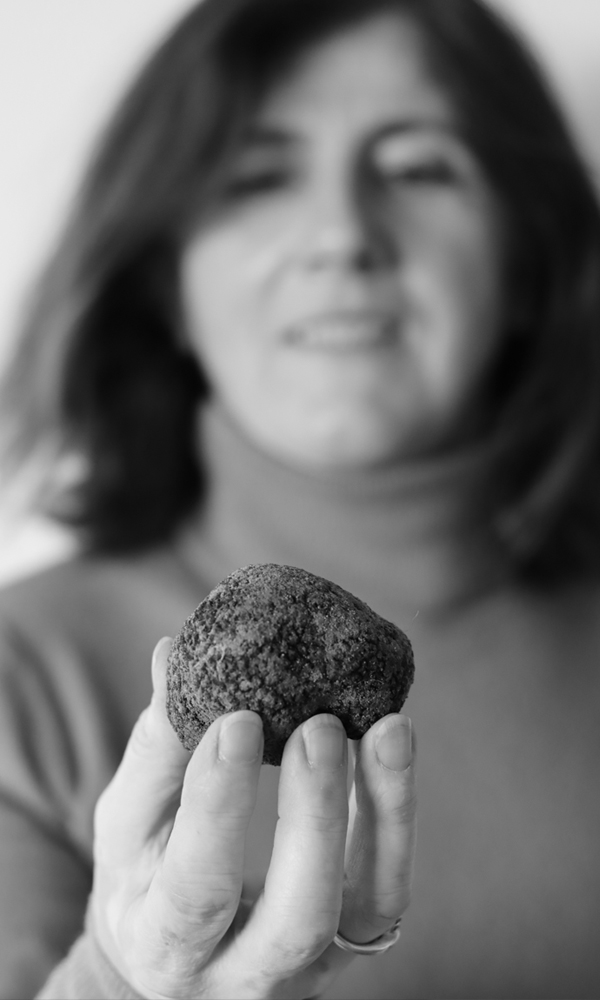 Catherine Mure perpétue la tradition familiale du commerce de truffes depuis 1887.